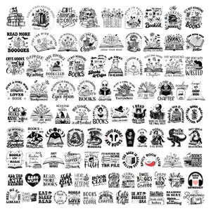 Puede incluir: Una colección de diseños gráficos en blanco y negro con temática de libros. Los diseños incluyen ilustraciones de libros, calaveras, tazas de café y varias citas sobre la lectura. La imagen es una compilación de pegatinas o parches.