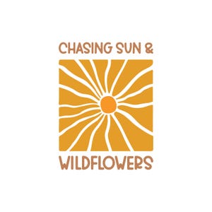 Puede incluir: Gr&aacute;fico cuadrado con un dise&ntilde;o de flor amarilla estilizada y un centro naranja. El texto "CHASING SUN & WILDFLOWERS" est&aacute; arriba y abajo de la flor en fuente marr&oacute;n, sobre un fondo blanco.
