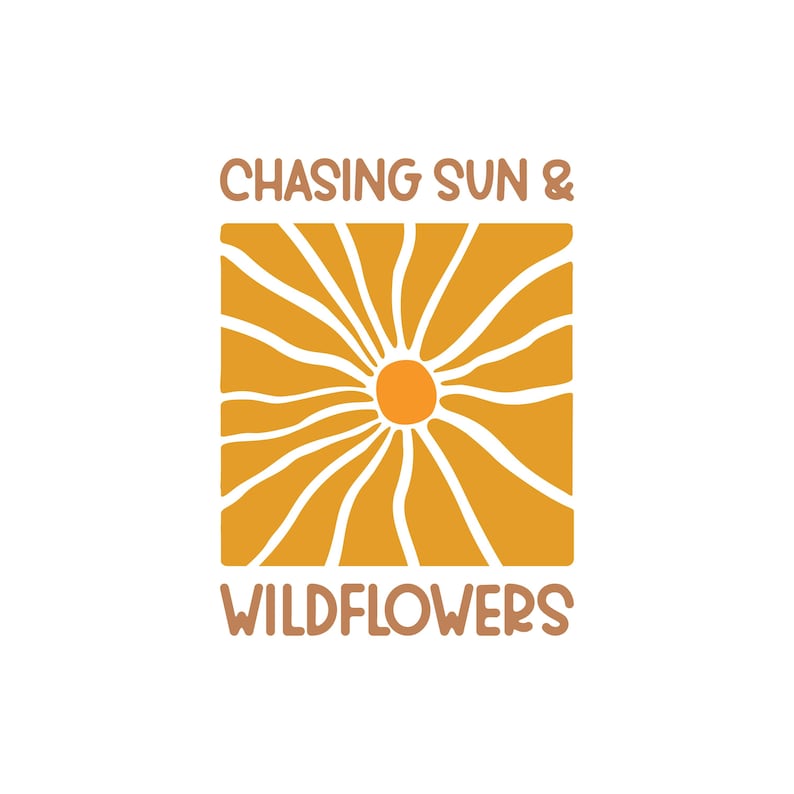 Puede incluir: Gr&aacute;fico cuadrado con un dise&ntilde;o de flor amarilla estilizada y un centro naranja. El texto "CHASING SUN & WILDFLOWERS" est&aacute; arriba y abajo de la flor en fuente marr&oacute;n, sobre un fondo blanco.