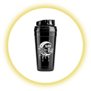 Op de afbeelding: Zwarte beker met een zwart deksel. De beker heeft een wit maansikkelontwerp met een bloemaccent en de tekst "Black like my soul". De beker is ontworpen voor koude dranken.