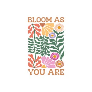 Puede incluir: Gr&aacute;fico rectangular con las palabras "BLOOM AS YOU ARE" en letras marrones. El dise&ntilde;o presenta flores y follaje coloridos en tonos naranja, amarillo, rosa, morado y verde sobre un fondo blanco.
