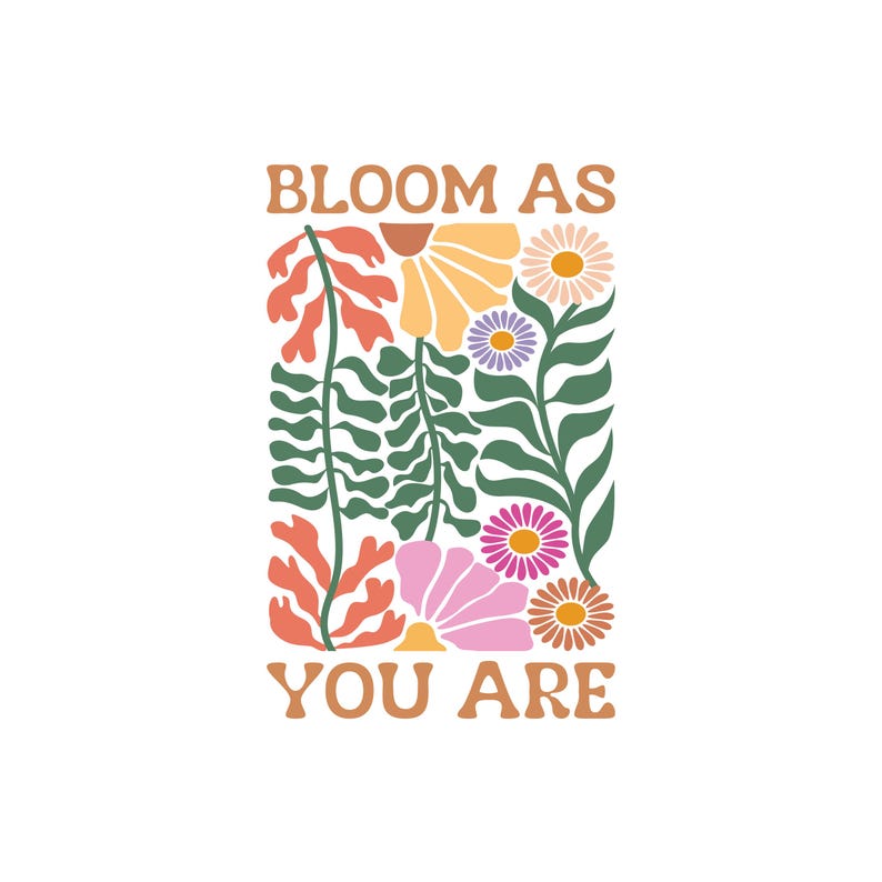 Puede incluir: Gr&aacute;fico rectangular con las palabras "BLOOM AS YOU ARE" en letras marrones. El dise&ntilde;o presenta flores y follaje coloridos en tonos naranja, amarillo, rosa, morado y verde sobre un fondo blanco.