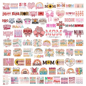 Könnte beinhalten: Eine Sammlung farbenfroher, dekorativer Aufkleber mit den Wörtern "Mom" und "Mama" in verschiedenen Schriftarten und Designs. Einige Aufkleber enthalten florale und Regenbogenelemente, ideal für den Muttertag.