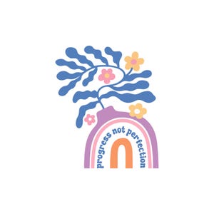 Puede incluir: Ilustraci&oacute;n caprichosa que presenta un jarr&oacute;n morado con un dise&ntilde;o de arco&iacute;ris y las palabras "progress not perfection". Hojas azules estilizadas y flores rosas y amarillas completan el dise&ntilde;o. La imagen est&aacute; sobre un fondo blanco.