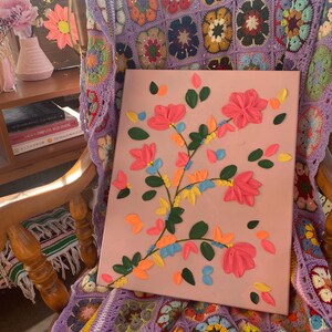 Dipinto d&#39;arte floreale con texture boho su tela riciclata