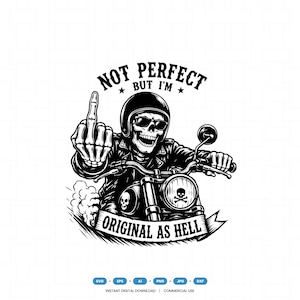 Puede incluir: Una ilustración gráfica en blanco y negro de un esqueleto con casco de moto y chaqueta de cuero, montando una motocicleta mientras hace una peineta. El texto dice NOT PERFECT BUT I'M ORIGINAL AS HELL con una calavera y tibias cruzadas.