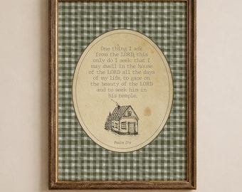 Könnte beinhalten: Ein gerahmter Wandkunstdruck mit einem grün-weißen Vichy-Karo-Hintergrund. Ein ovales Zentrum enthält den Text: One thing I ask from the LORD, this only do I seek: that I may dwell in the house of the LORD all the days of my life, to gaze on the beauty of the LORD and to seek him in his temple. Psalm 27:4, mit einer kleinen Illustration eines Hauses unter dem Text.