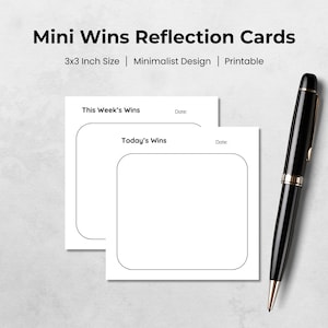 Könnte beinhalten: Zwei weiße Mini Wins Reflexionskarten mit abgerundeten Ecken, jede mit einem leeren Feld zum Schreiben. Die Karten sind 7,6 x 7,6 cm groß und tragen den Text "This Week's Wins" und "Today's Wins". Ein schwarzer Stift mit goldenen Akzenten liegt neben den Karten.