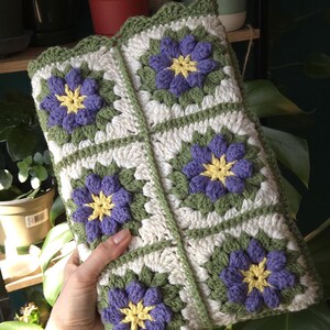 Protège-livres au crochet ; Protège-livres printanier ; Pochette au crochet ; cartable ; Pochette de livre faite main ; Choses livresques ; Protège-livre fleuri