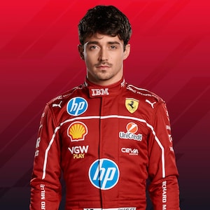 Könnte beinhalten: Porträt einer Person in einem roten Rennanzug mit verschiedenen Sponsorenlogos, darunter HP, IBM und Shell. Der Anzug hat weiße Akzente und das Ferrari-Logo. Der Hintergrund ist ein roter Farbverlauf.