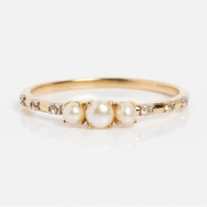 Anello con perla d&#39;acqua dolce / Anello nuziale delicato Anello con perla e diamanti in oro 14 carati Anello con perla delicata, anello con perla minimalista vintage, anello con trio di perle