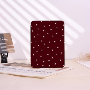 Kundenspezifische Burgunder Herz-Muster Kindle/Kobo Fall für Kindle Colorsoft, Kindle Paperwhite 10/11/12, Kobo Clara 2E, Abdeckung mit Handschlaufe