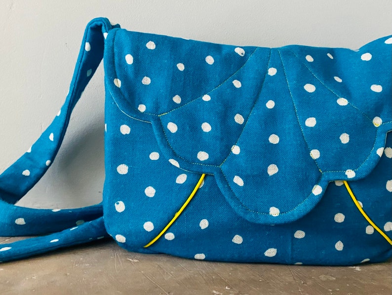 Sac besace bandoulière fleur coton bleu à pois blanc image 1