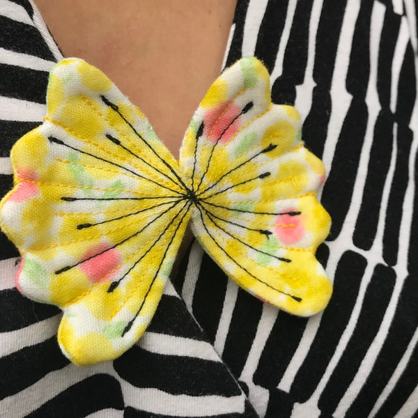 Broche papillon coton surpiqué fleurs de mimosa à clipser