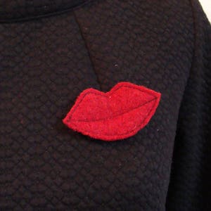 Red stitched mouth brooch &quot;I Love you&quot;