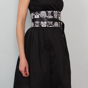 Robe portefeuille tissu coton noir style rétro mi-longue manches courtes pour femme la petite robe noire image 4