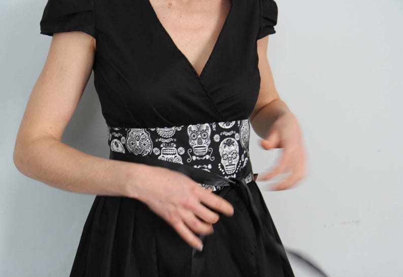 Robe portefeuille tissu coton noir style rétro mi-longue manches courtes pour femme la petite robe noire image 2