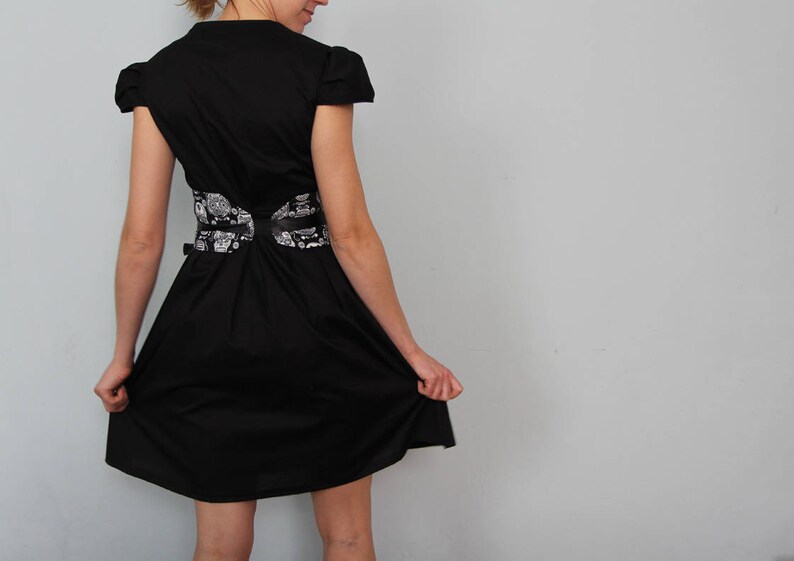 Robe portefeuille tissu coton noir style rétro mi-longue manches courtes pour femme la petite robe noire image 3