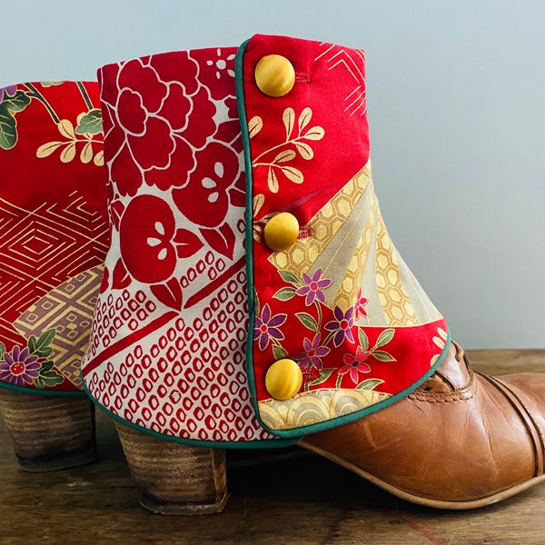 Guêtres courtes tissu japonais rouge et doré fleurs accessoire original chaussures femme
