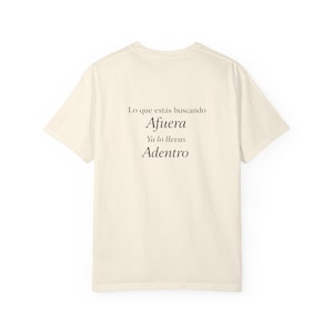 Lo que estás buscando afuera ya lo llevas adentro Inspirational Spanish Quote Tee