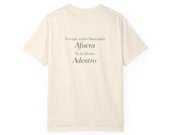 Lo que buscando estás afuera ya lo llevas adentro Camiseta con cita inspiradora en español