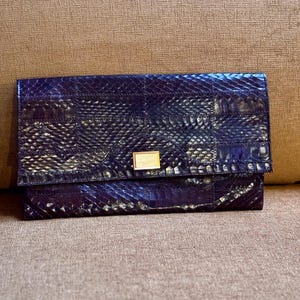 Peut inclure: Ensemble de trois mugs en céramique avec une finition mate et mouchetée. Les tasses sont de couleur crème, gris clair et gris foncé. Chaque mug a un design simple et minimaliste avec une anse arrondie.