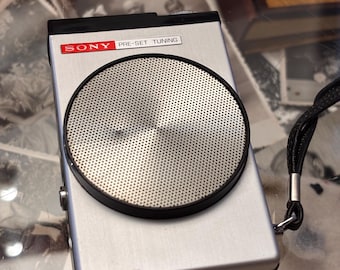 Vintage SONY 2R-26 Pocket Radio – 8 Transistor, Pre-Set Tuning – Made in Japan (c. 1960s)