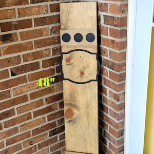 Peut inclure: Panneau en bois "Aged Barrel Stained Backer", mesurant 25 cm de large et 122 cm de haut. Le panneau pr&eacute;sente un grain de bois clair avec des accents circulaires et d&eacute;coratifs noirs. Le texte "Aged Barrel Stained Backer" est en haut.