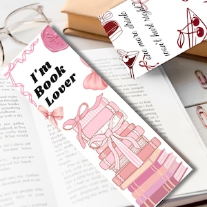 Può includere: Due segnalibri rettangolari con sfondo bianco. Uno presenta una pila di libri rosa legati con un fiocco, un sigillo di ceralacca rosa e il testo 'I'm Book Lover'. L'altro mostra illustrazioni di cocktail rossi e il testo 'one more drink won't hurt right?'
