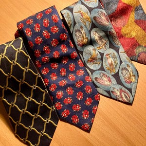 Vintage-Designer-Seidenkrawatten – Gianni Versace, Hugo Boss, John Harris Ladybug, Oscar Lenius Bird Print