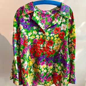 Wunderliche Boho Seidenbluse Vintage mit Bunten Blumen Print aus den 1970er Jahren