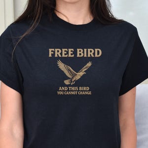Camiseta gráfica de pájaro gratis: estilo rockero americano vintage