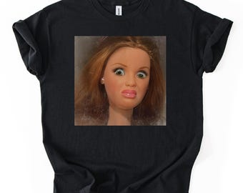 Camiseta con cara de muñeca maldita: camiseta de meme espeluznante
