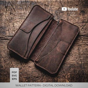 Può includere: Portafoglio in pelle marrone aperto con più scomparti e chiusura a zip. Presentato su una superficie di legno rustico. Il testo dice "Wallet Pattern - Digital Download".