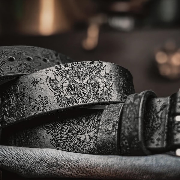 Cinturón de cuero vikingo grabado con runas de mitología nórdica e Yggdrasil, accesorio nórdico para amantes de la mitología medieval.