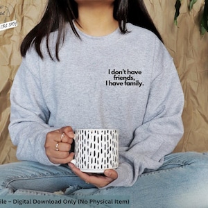 Camiseta com letras Eu não tenho amigos, eu tenho uma família.