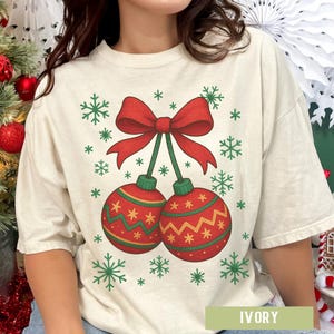 Camiseta navideña coqueta, diseño de lazo de cereza, Comfort Colors 1717, Holly Jolly, para unas vacaciones femeninas