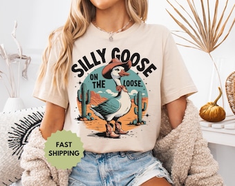 Goose on the Loose T-Shirt Funny Silly Goose Tee Quirky Animal Shirt Casual Cotton Top for Men Women