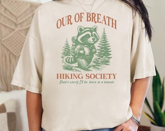 Camiseta Out of Breath, Hiking Society, Camiseta Guaxinim, Camiseta para Caminhadas, Camiseta da Natureza, Camiseta Retrô