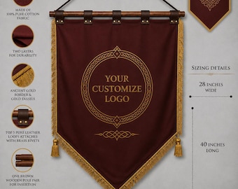 Puede incluir: Bandera burdeos con flecos dorados y logotipo personalizable. La bandera mide 71 cm de ancho y 102 cm de largo, hecha de 100% algodón puro con dos capas para mayor durabilidad. Incluye presillas de cuero, remaches de latón y un poste de madera.