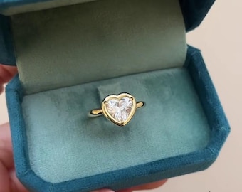 Herzförmiger Moissanit-Ring mit rundem Diamant | Zarge Solitaire Verlobungsring | Elegantes herzförmiges Design für Sie