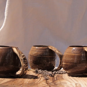 Marmorierte Becher