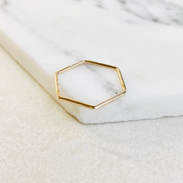Gouden Hexagon 1mm super skinny stapelring, dunne gouden ring, stapelring, delicate sieraden, sierlijke ring, gehamerde ring