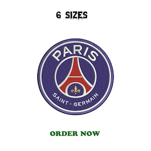 Op de afbeelding: Geborduurde patch met het Paris Saint-Germain logo in marineblauw, rood en wit. De patch bevat de tekst "PARIS" en "SAINT-GERMAIN". De tekst "6 MATEN" en "BESTEL NU" worden ook weergegeven.