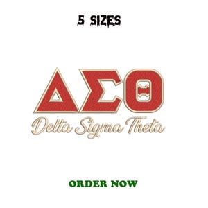 Op de afbeelding: Geborduurde Delta Sigma Theta letters in rood en goud, met de tekst "Delta Sigma Theta" in een cursief lettertype. De afbeelding bevat ook de tekst "5 SIZES" en "ORDER NOW".