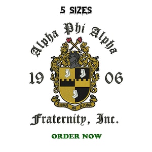 Może przedstawiać: Haftowany herb z napisami "Alpha Phi Alpha" i "Fraternity, Inc." czcionką w kolorze czarnym. Herb przedstawia tarczę ze złotymi, czarnymi i białymi detalami oraz liczbami "1906". Tekst "ORDER NOW" jest zielony.
