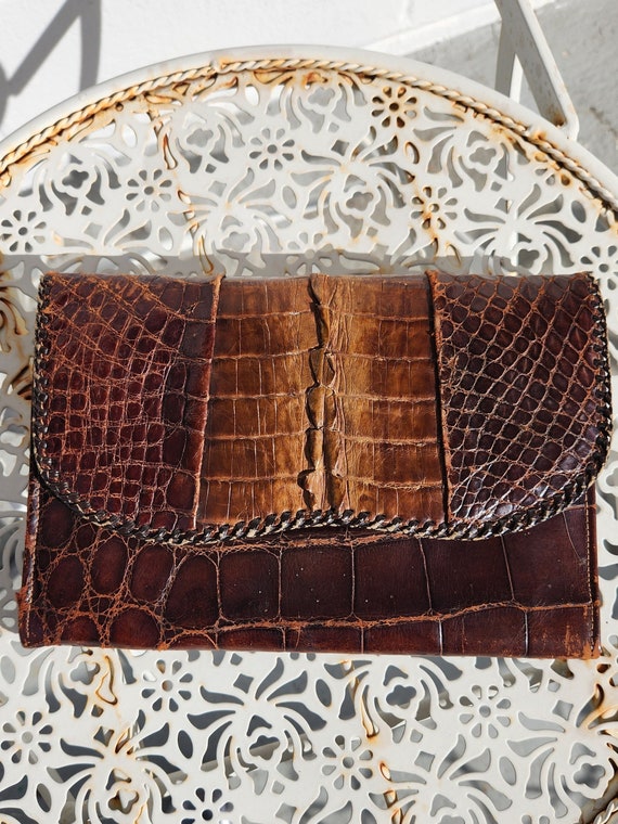 Alligator clutch outlet