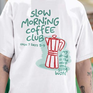 Chemise Slow Morning Coffee Club | T-shirt graphique Moka Pot, vêtements de café minimalistes et confortables