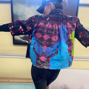 Camicia abbottonata L corta, unica nel suo genere, riciclata e sostenibile / Unica nel suo genere!