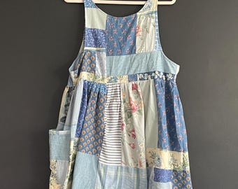 Middelhoge lichtblauwe patchworkjurk geüpcycled en duurzaam | Uniek!